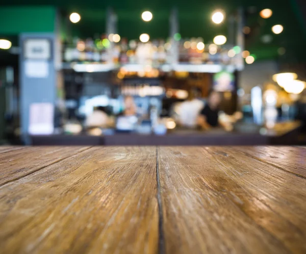 Contador de mesa con barra borrosa fondo del restaurante —  Fotos de Stock