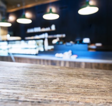 Masa üstü bulanık Cafe mutfak iç arka plan ile