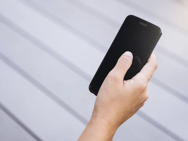Рука держит мобильный телефон с пустым экраном — стоковое фото