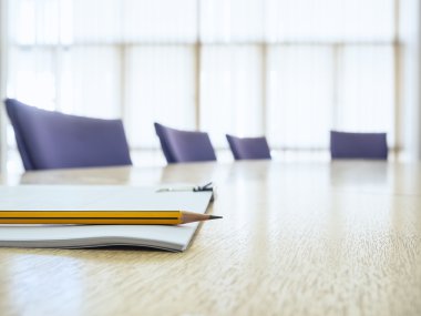 İş toplantısı masa sandalye kitap ve kalem Yönetim Kurulu Odası ile 