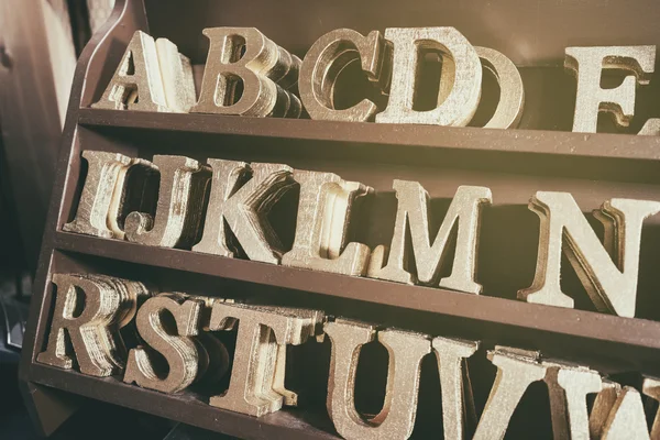 Buchstabenkunst und Kunsthandwerk Dekoration Auslage im Regal — Stockfoto