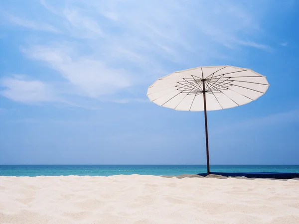 Paraguas en la playa de arena Vacaciones de verano Viajes al aire libre —  Fotos de Stock