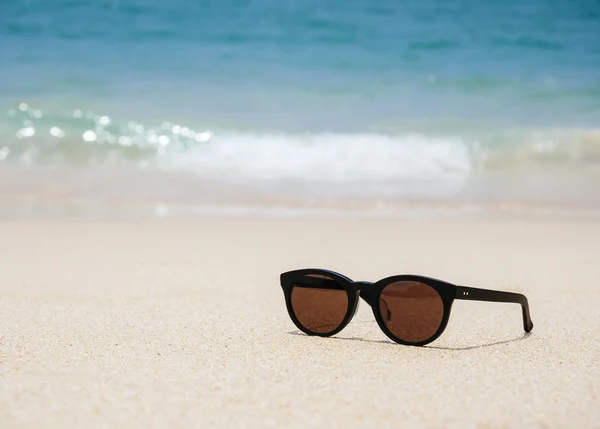 Gafas de sol en la playa Verano Fondo de vacaciones —  Fotos de Stock