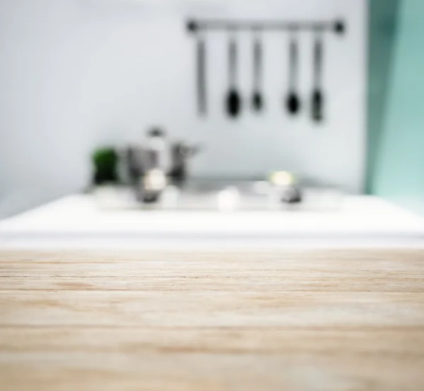 Masa üstü bulanık mutfak sayaç eve iç arka plan ile — Stok fotoğraf