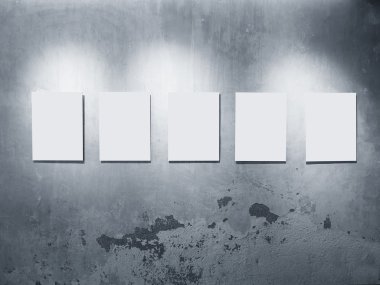 Poster çerçeveleri dekorasyon aydınlatma ile gri beton duvara kadar alay