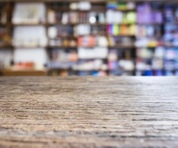 Contador de mesa con estantería borrosa Librería Fondo — Foto de Stock