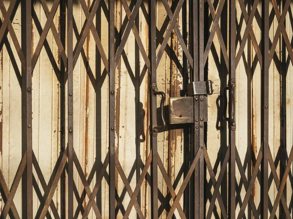 Metalldörr slutaren Cross mönster Lock nära med gamla rostiga texturerat — Stockfoto