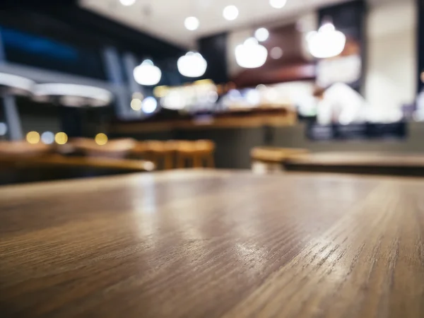 Tabulka nejlepších Counter Blurred Bar restaurace obchod vnitřní pozadí — Stock fotografie