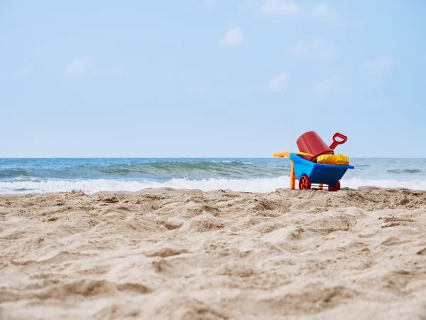 Juguetes de playa en arena Vacaciones de verano Viajes al aire libre —  Fotos de Stock
