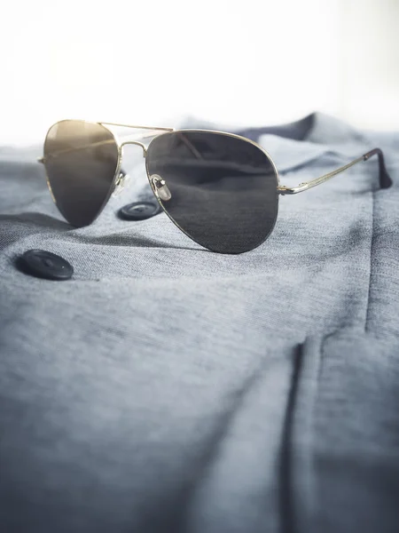 Moda gafas de sol en traje Ropa Estilo de vida casual —  Fotos de Stock