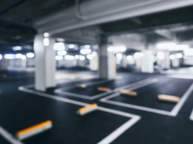 Bulanık otopark kapalı bina Bodrum Neon aydınlatma ile
