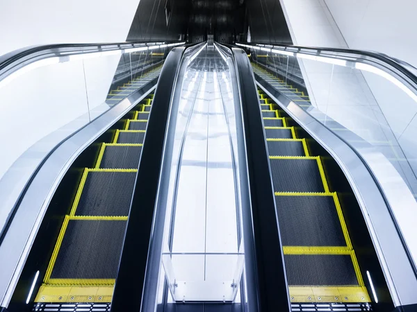 Escadas escada rolante para cima e para baixo no edifício interior moderno — Fotografia de Stock