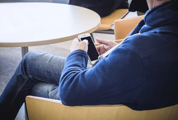 Adam akıllı telefon ile oturup kafeterya Hipster yaşam tarzı sosyal medya — Stok fotoğraf