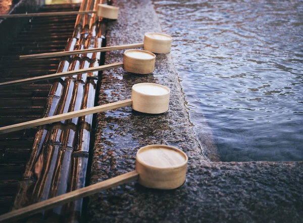 물 국자 빛나는 일본 전통 종교 문화 — 스톡 사진