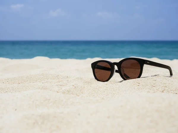 Gafas de sol sobre arena Playa Verano Vacaciones Viajar —  Fotos de Stock