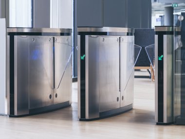 Kapı erişimi güvenlik sistemi Modern ofis binası giriş