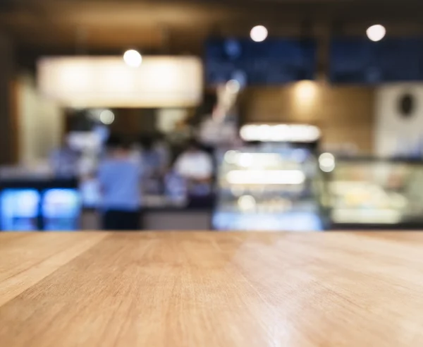 Deska stolu čítač s rozmazané lidé restaurace obchod interiér b — Stock fotografie