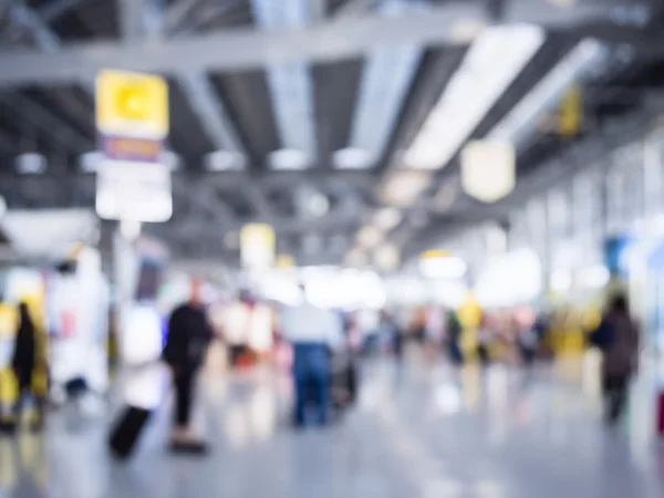 흐리게 사람들이 공항 내부 배경에서 여행 — 스톡 사진