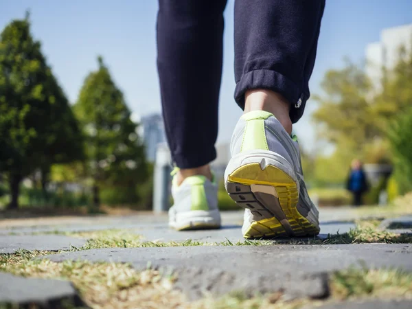 公園屋外ジョギングを歩く婦人運動健康的なライフ スタイル — ストック写真