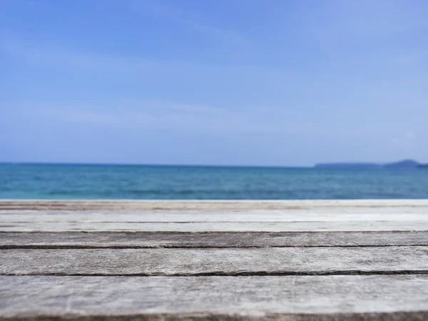 Tablero de madera de mesa con fondo de vacaciones de verano de mar —  Fotos de Stock