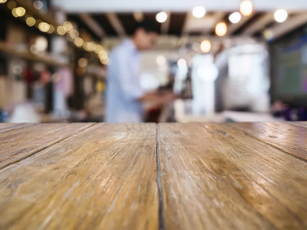 Arbeitsplatte mit verschwommenem Barista-Hintergrund — Stockfoto