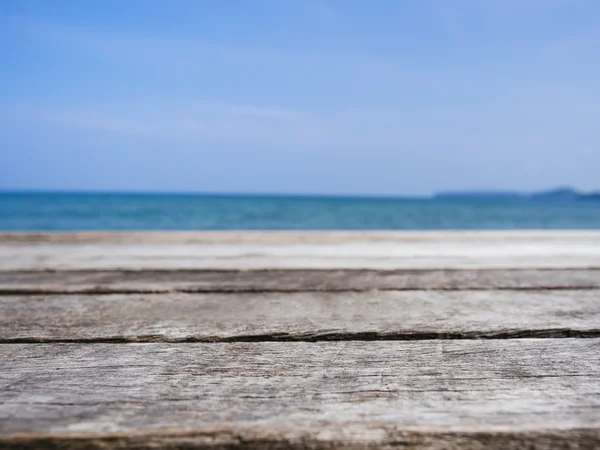 Tablero de madera de mesa con fondo de vacaciones de verano de mar —  Fotos de Stock