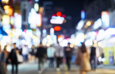 Bulanık insanlar üzerinde Street şehir gece hayatı alışveriş