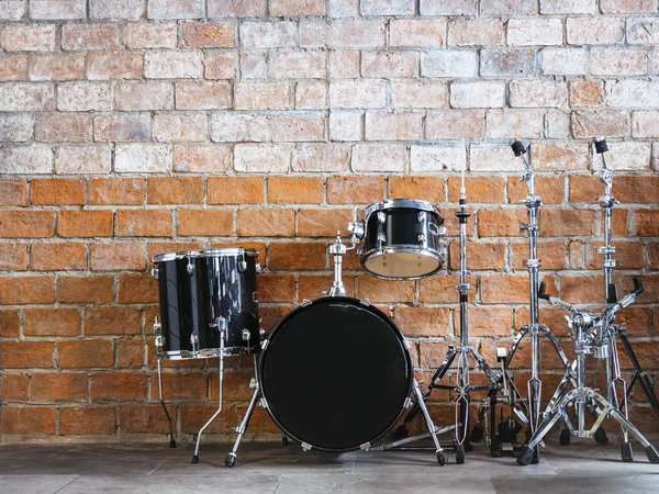 Барабан бас Музыкальный инструмент на фоне кирпичной стены — стоковое фото