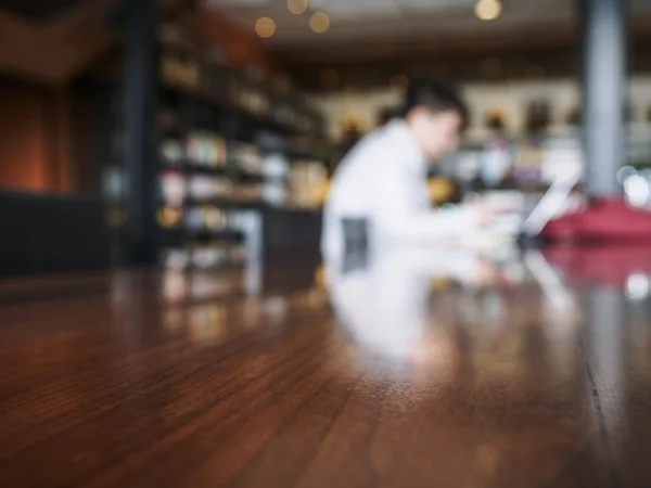 Tafelblad counter Bar met vervaging man aan het werk op de achtergrond — Stockfoto