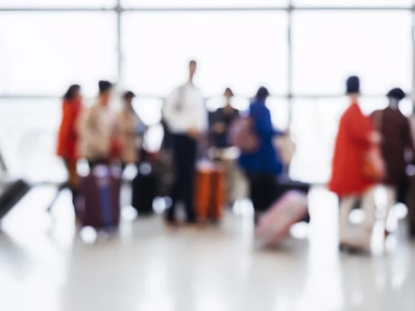 La gente borrosa viaja con equipaje en el aeropuerto — Foto de Stock