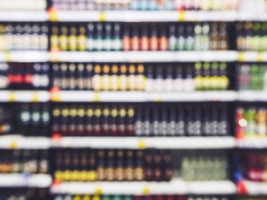 Şişe satır Supermarket perakende iş ile bulanık raf görüntüleme