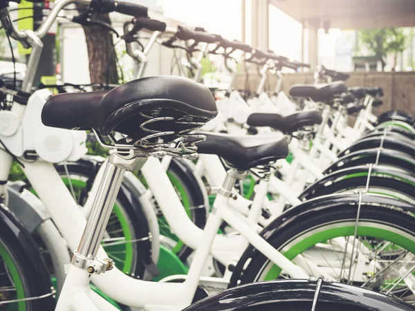 Fahrradverleih Reihe von Fahrrädern im Freien Stadt öffentliche Einrichtung — Stockfoto