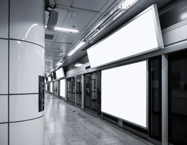 Plakatwand Banner Beschilderung Attrappe bis Medienanzeige in der U-Bahn — Stockfoto