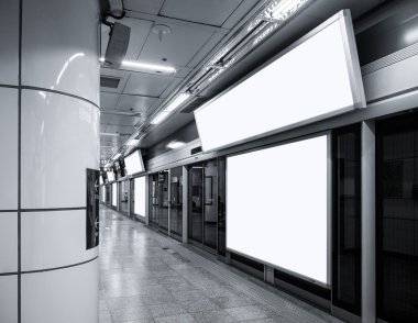 Billboard afiş tabela medya ekranını metro platformda sahte
