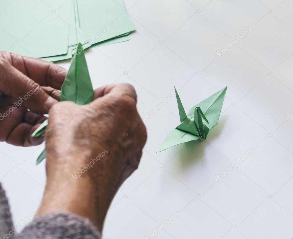 Papier Kran Origami Vogel Mit Hand Falten Stockfoto