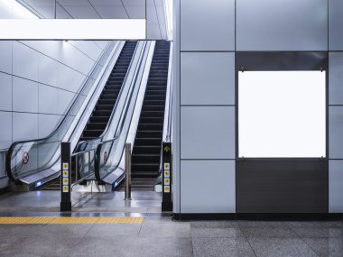 Billboard afiş tabela ortamı ile yürüyen merdiven Metro İstasyonu'na görüntülemek kadar alay
