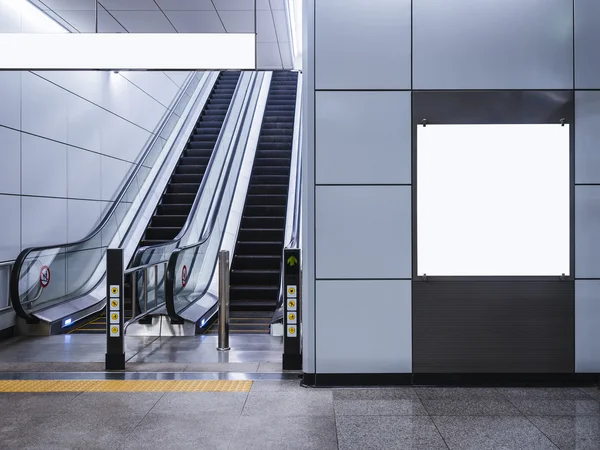 Mock up πανό σήμανσης μέσα ενημέρωσης οθόνη με κυλιόμενες σκάλες του μετρό — Φωτογραφία Αρχείου