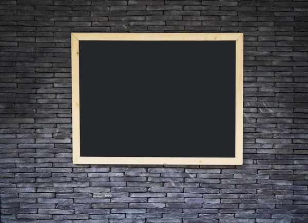空白的黑板上黑色瓷砖背景墙上 — 图库照片