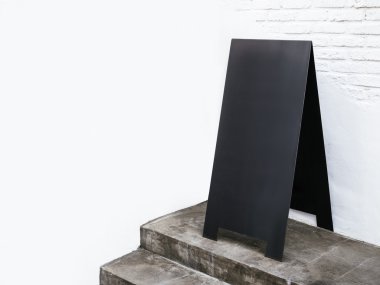 Black Metal kurulu boş kayıt sahte ayakta beyaz duvara 