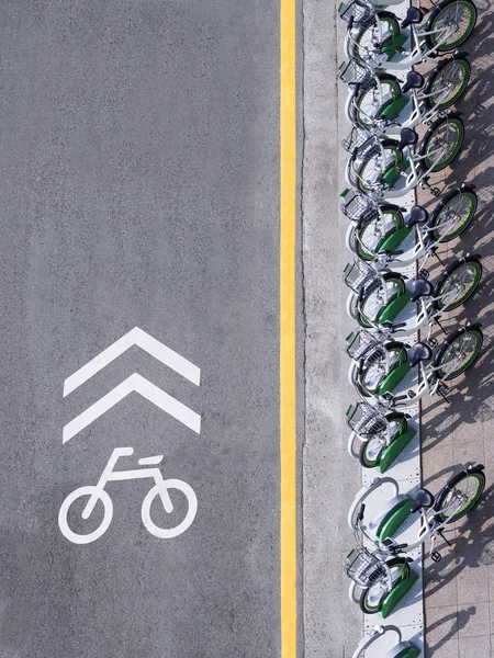 Bicicleta Señalización de carril con estacionamiento de bicicletas en la calle Urban city — Foto de Stock