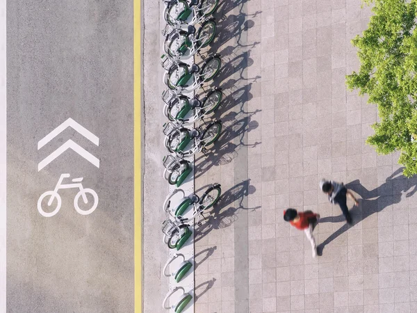 스트리트 사람들이 주차 자전거와 자전거 레인 간판 — 스톡 사진