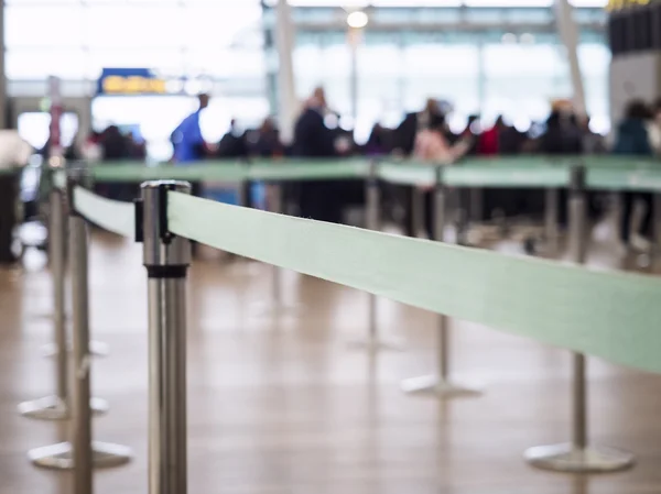 Waiting Lane Check in Contador con personas desenfocadas en el aeropuerto — Foto de Stock