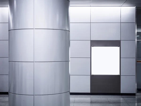 Exibição de sinalização de cartaz de banner em branco na estação de metrô — Fotografia de Stock