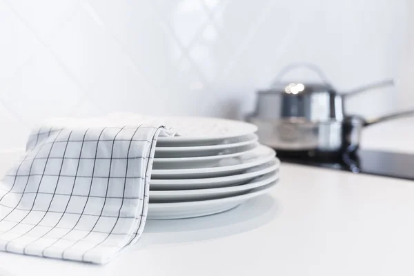Platos blancos con toalla de mano Interior de la cocina — Foto de Stock