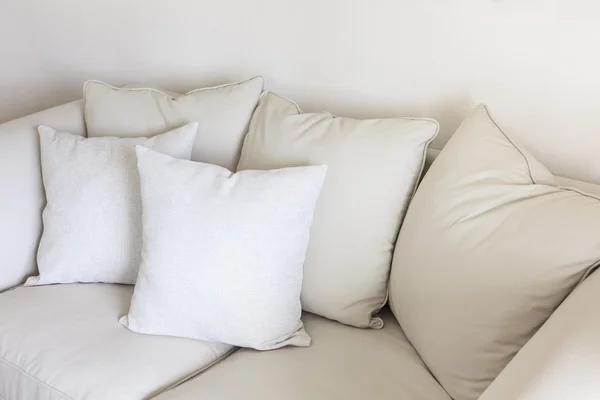 Μαξιλάρια στον καναπέ σπίτι διακόσμηση — Φωτογραφία Αρχείου