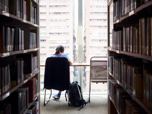 Asyalı Öğrenci Kitap Okuyor Kütüphane Kampüsü Öğrencileri — Stok fotoğraf