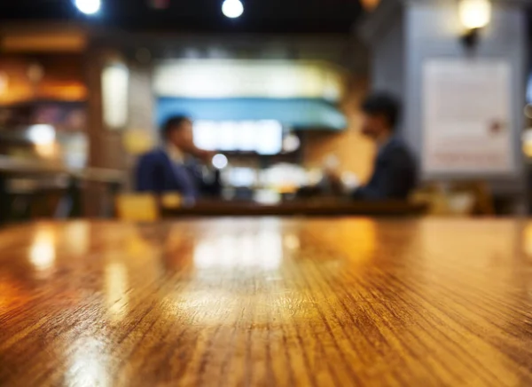 Bancone Bar Tavolo Con Persone Che Bevono Sfocatura Sfondo Uomo — Foto Stock