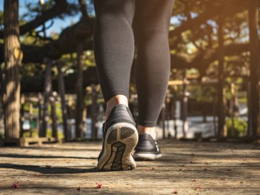 Park 'ta gezen kadın spor ayakkabısı spor aktivitesi.