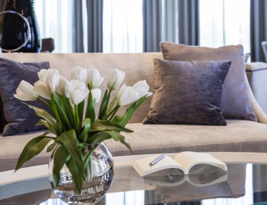 Kitap ve çiçek ile oturma odası kanepe