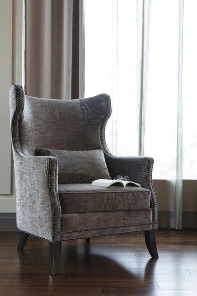 Wohnzimmer Sessel mit Buch — Stockfoto